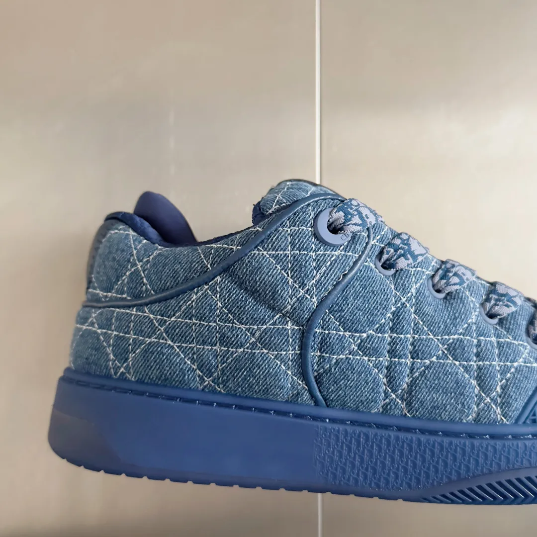 [DIOR] P: 820💰 Men's 39-44. (Male 38. 45. Customized) Dior Dior B9S series top version bread shoes casual sports shoes skate shoes original purchase development and production This new B9S skateboard sneakers are inspired by skateboarding and Dior's high-order spirit. Crafted from navy blue cotton tweed, the classic cannage pattern is reinterpreted with grained calfskin details in homage to Dior's savoir-faire. Padded tongue and technical fabric leg provide ideal comfort. Iconic details abound throughout the design, such as the Dior signature on the heel and tongue, cannage-patterned panels, and the rubber Dior Charm signature on the side inspired by the Dior logo. The rubber soles engraved with Oblique printing with a gradient effect are more refined and can add a high-end temperament to various looks. Exquisite packaging at the delivery counter🛍📦 ▪️Fabric: Original customized first-layer cowhide + tweed ▪️Inner lining: Customized breathable lining ▪️Outsole: Original open-molded anti-slip TPU material ▪️Sole thickness: 3.5CM.